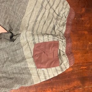 Vuori shorts- gray - size large